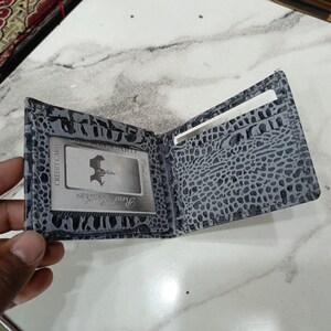 Męski portfel skórzany w kolorze szarym, egzotyczny, z nadrukiem w pytona, składany na pół