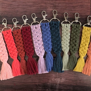 Macrame keychain, Boho Keychain, Gift ideas, Cute keychain, Boho keychain, Macrame bag charm. Bridesmaid gift, Gift under 10, Yarn keychain