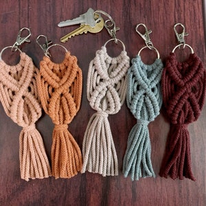 Macrame keychain, Boho Keychain, Gift ideas, Small keychain, Boho keychain, Macrame bag charm. Bridesmaid gift, Gift under 10, Yarn keychain