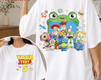 Diseño de camiseta de aventuras espaciales con personajes de juguetes, nombre personalizado en formato PNG (descarga digital)