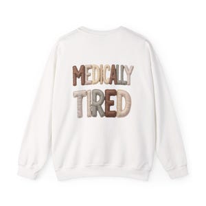 Sudadera con parches falsos de cansancio médico, regalo divertido para enfermeras, cuello redondo para profesionales de la salud, sudadera con capucha con humor médico