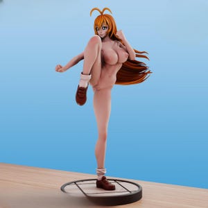 Può includere: Una statuetta nuda di una donna con lunghi capelli arancioni, scarpe marroni e calzini bianchi. La figura è in posa con una gamba sollevata e si trova su una base circolare con un motivo a griglia. Lo sfondo è una sfumatura di blu.