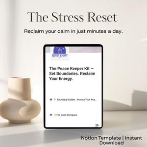 Può includere: Un tablet digitale mostra "The Peace Keeper Kit" con il testo "Set Boundaries. Reclaim Your Energy." Un vaso beige è visibile. L'immagine include anche il testo "The Stress Reset" e "Reclaim your calm in just minutes a day."