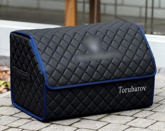 Mantén tu maletero organizado con una solución de almacenamiento de cuero: organizador de coche hecho a mano con bordado personalizado.