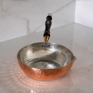 Cacerola de cobre martillado, mango de madera y nácar, utensilios de cocina artesanales, cacerola para fundir.