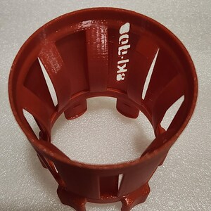 Puede incluir: Un objeto cil&iacute;ndrico rojo con cortes verticales y una base. El texto "scl-1x3" est&aacute; impreso en blanco en el lateral. El objeto parece estar hecho de pl&aacute;stico o un material similar.