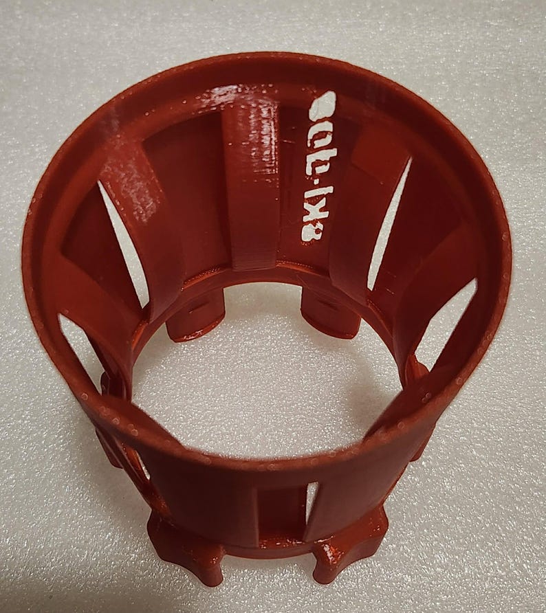 Puede incluir: Un objeto cil&iacute;ndrico rojo con cortes verticales y una base. El texto "scl-1x3" est&aacute; impreso en blanco en el lateral. El objeto parece estar hecho de pl&aacute;stico o un material similar.