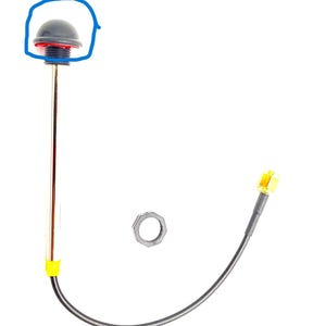 Peut inclure: Antenne noire et argentée avec un dessus arrondi gris et une base rouge. L'antenne a une longue tige argentée avec une base jaune et un câble noir avec un connecteur jaune. Un écrou argenté est également présent.