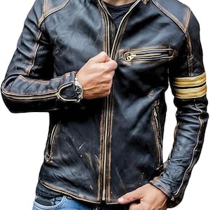 Könnte beinhalten: Schwarze Lederjacke mit Used-Look, Stehkragen, Reißverschluss und goldfarbenen Akzenten. Die Jacke hat ein Steppmuster an Schultern und Ärmeln sowie goldene Streifen am Oberarm.
