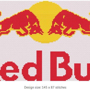 Peut inclure: Motif de point de croix représentant le logo Red Bull. Il présente deux taureaux rouges devant un soleil jaune, avec l'inscription "Red Bull" en rouge en dessous. Le fond est blanc.