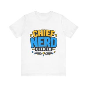 Op de afbeelding: Wit T-shirt met de tekst "CHIEF NERD OFFICER" in geel en blauw. Het ontwerp bevat steraccenten en een print van een printplaat. Een casual, leuk T-shirt, ideaal voor tech-liefhebbers.