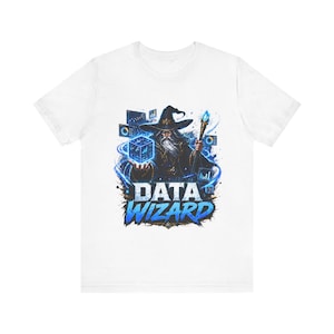 Puede incluir: Camiseta blanca con un diseño de mago. El mago lleva un sombrero negro y sostiene un báculo y un cubo azul brillante. El texto "DATA WIZARD" está en azul y blanco, con iconos relacionados con datos alrededor del mago.