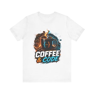 Puede incluir: Camiseta blanca con un diseño gráfico de una taza de café, granos de café y el texto "COFFEE & CODE" en azul y naranja. La taza de café tiene un símbolo de codificación.