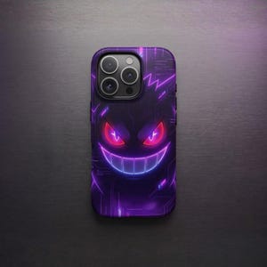 Pode incluir: Capa de telefone roxa escura com um design de rosto sorridente, com olhos vermelhos brilhantes e um contorno azul. O design tem um padrão de placa de circuito. A capa do telefone tem um módulo de câmera com três lentes.
