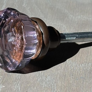 Tirador de puerta antiguo de cristal de manganeso con diseño de rayos de sol y amatista de 12 puntas. Casquillo de latón macizo.