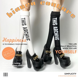 Könnte beinhalten: Schwarze Plateau-High Heels mit goldenen Kettenakzenten, kombiniert mit weißen und schwarzen Socken mit der Aufschrift "THIS ARCHIVE". Das Bild enthält den Text "Happiness is to embrace your natural beauty".