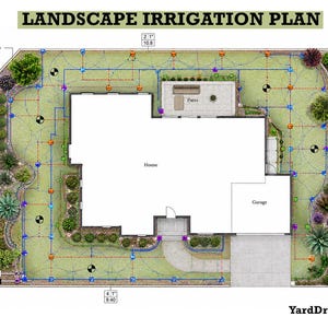 Könnte beinhalten: Ein digitaler Bewässerungsplan mit dem Titel LANDSCAPE IRRIGATION PLAN, der den Grundriss eines Hauses und einer Garage mit einer detaillierten Anordnung von blauen, orangefarbenen und violetten Sprinklerleitungen, Ventilen und Pflanzenmarkierungen zeigt.