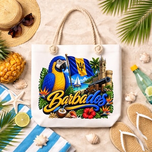 Puede incluir: Un bolso de tela blanco con asas de cuerda que presenta un gráfico colorido de un guacamayo azul y amarillo, la bandera de Barbados, un velero, una torre de piedra, un cañón y la palabra Barbados en letras azules y amarillas.