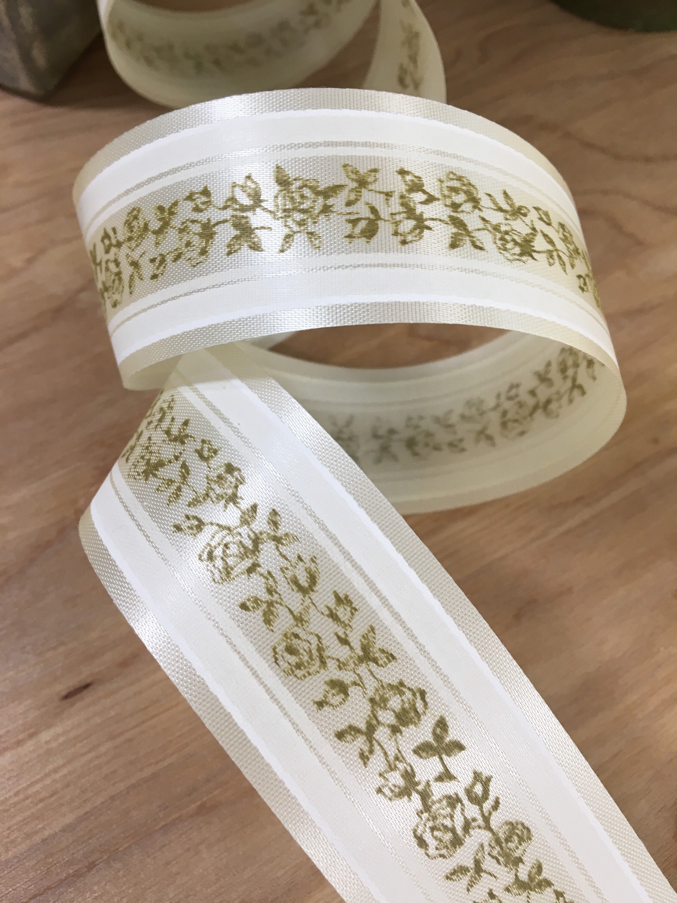 VATIN 5 Rolls 125-Yards Glitter Metallic Gold Ribbon 1/4 inches Sparkly  Fabric Thin Ribbon for Gift Wrapping Wedding Party Brithday Floral Projects