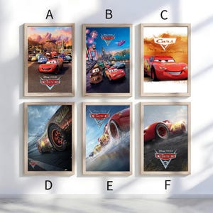 Puede incluir: Seis carteles enmarcados de la película "Cars" de Disney Pixar. Cada cartel presenta a Rayo McQueen y otros personajes de la película de animación. Los carteles están en marcos de madera y se exhiben en una pared blanca.
