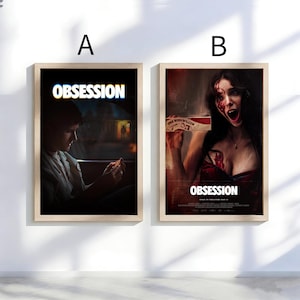 Puede incluir: Dos carteles de películas enmarcados con el título "Obsesión". Uno presenta a una persona en un coche, el otro a una mujer con sangre. Ambos carteles tienen un marco de madera y se exhiben en una pared blanca.