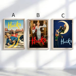 Peut inclure: Trois affiches encadrées de la série télévisée "Hacks". La première affiche montre un paysage désertique avec le titre en jaune. La deuxième présente une femme en robe argentée. La troisième montre une femme sur un croissant de lune sur fond bleu foncé.