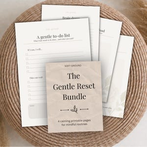 Może przedstawiać: Zestaw czterech stron do planowania do druku zatytułowany The Gentle Reset Bundle, z beżową okładką o pogniecionej fakturze i czarnym tekstem, nałożony na białe arkusze z sekcjami na listy zadań, notatki oraz z motywami kwiatowymi.