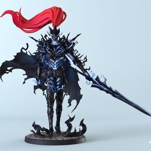 Puede incluir: Figura detallada de un caballero oscuro con armadura completa, sosteniendo una lanza azul brillante. La armadura del caballero es negra con detalles azules, y una pluma roja fluye desde el casco. La figura se encuentra sobre una base circular.