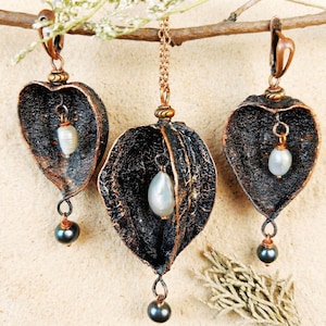 Set di gioielli in Physalis naturale, composto da orecchini e ciondolo in rame puro con perla bianca e nera. Un regalo unico ispirato alla natura, perfetto per lei.