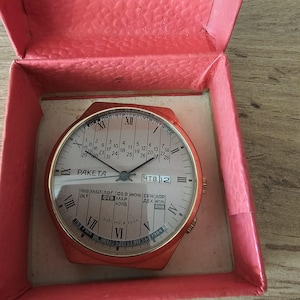 Montre vintage Raketa à calendrier perpétuel, garde-temps mécanique d'URSS plaqué or