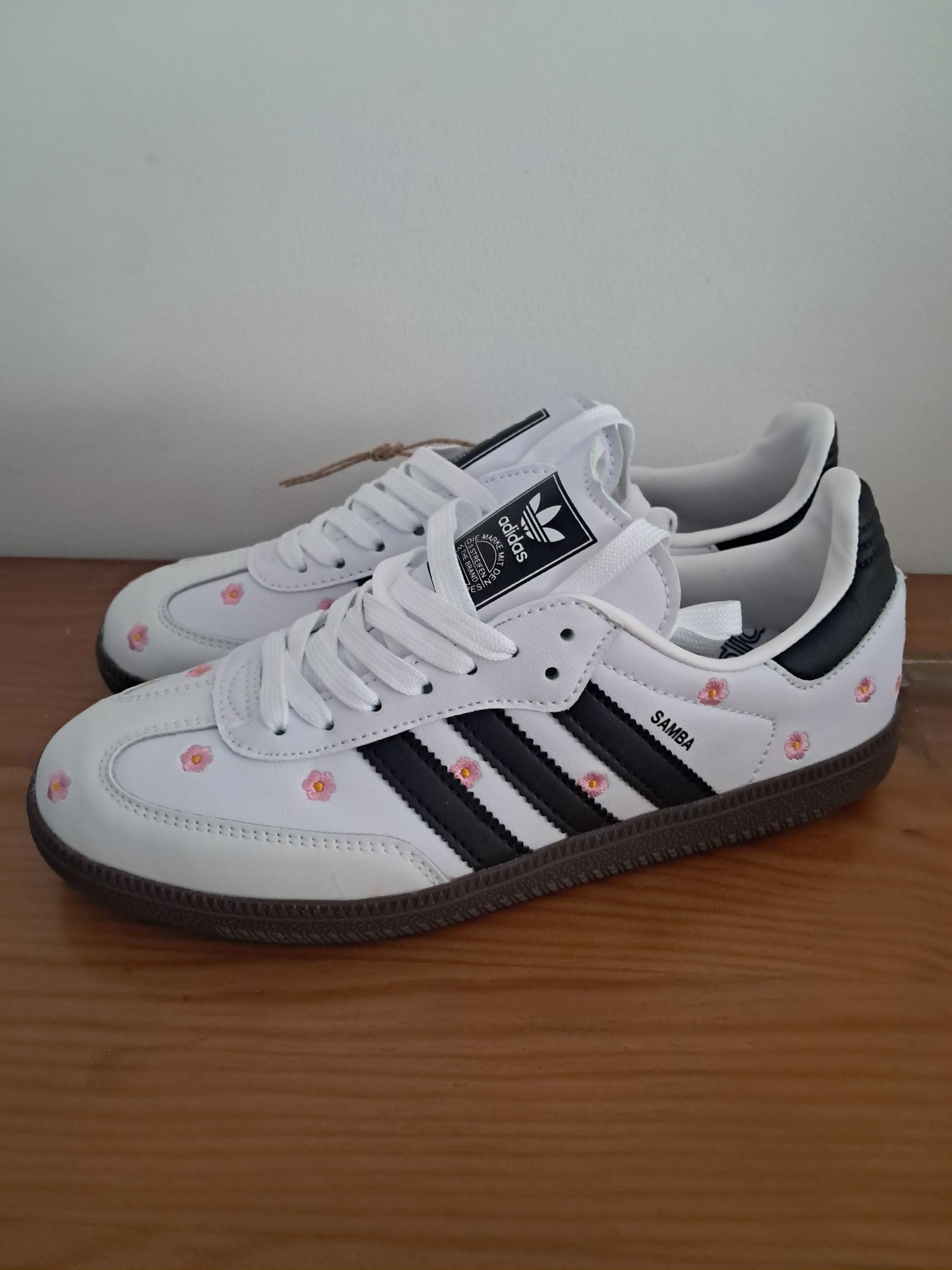 Adidas samba personalizzata fiore rosa ricamato