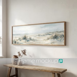 以下が含まれることがあります： 黒い持ち手と「But First, Coffee」のテキストが黒い太字でプリントされた白いセラミックマグ。 マグカップはぼやけた背景に置かれ、そのクリーンなデザインを際立たせています。