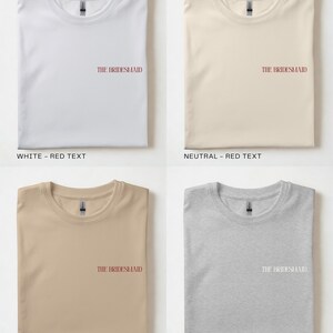 Puede incluir: Cuatro camisetas dobladas en blanco, neutro, arena y gris. Cada camiseta tiene la inscripci&oacute;n "THE BRIDESMAID" en la parte delantera. Las camisetas blancas, neutras y arena tienen texto rojo, mientras que la gris tiene texto blanquecino.