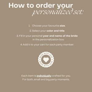 Puede incluir: Gr&aacute;fico beige con instrucciones sobre c&oacute;mo pedir un conjunto personalizado. El texto incluye pasos para elegir un tama&ntilde;o, color, t&iacute;tulo y agregar al carrito. Tambi&eacute;n hay un emblema circular con un coraz&oacute;n y las palabras "Made with Love".