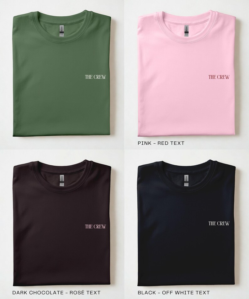 Puede incluir: Cuatro camisetas dobladas en diferentes colores: verde oliva, rosa, chocolate oscuro y negro. Cada camiseta tiene el texto "THE CREW" impreso. La camiseta rosa tiene texto rojo, la camiseta chocolate oscuro tiene texto rosado y la camiseta negra tiene texto blanco roto.