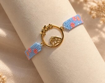 Pastellblaues Miyuki-Armband mit goldfarbenem Lotus und verstellbarem Band