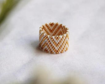 pierścionek Miyuki chevron złoty i biały, geometryczny pierścionek z koralików