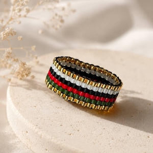 Miyuki Perlenring in Rot Grün Schwarz Weiß, breiter handgemachter Ring mit Goldrand, Delica Statement Schmuck