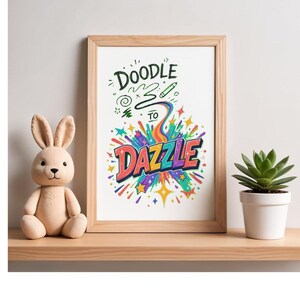 Puede incluir: Una lámina enmarcada con el texto "DOODLE TO DAZZLE" en letras coloridas y llamativas rodeadas de ilustraciones de estrellas y salpicaduras, acompañada de un conejo de peluche beige y una pequeña suculenta verde en una maceta blanca.