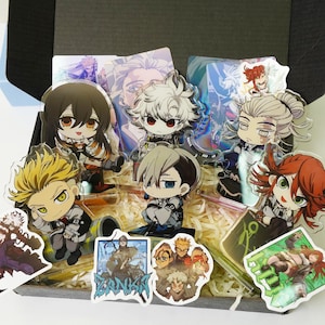 Könnte beinhalten: Eine Sammlung von Anime-Charakter-Acryl-Anhängern und Aufklebern mit verschiedenen Charakteren mit unterschiedlichen Frisuren und Outfits. Die Artikel sind in einer offenen Box angeordnet, mit klaren und holografischen Elementen.