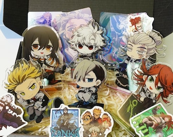 Op de afbeelding: Een verzameling anime-stijl karakter acryl bedels en stickers, met verschillende karakters met verschillende kapsels en outfits. De items zijn gerangschikt in een open doos, met heldere en holografische elementen.