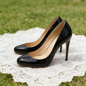 Zwarte lakleer pumps met spitse neus | Klassieke naaldhakken