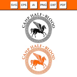 Op de afbeelding: Twee vectorafbeeldingen met de woorden "CAMP HALF-BLOOD" rond een gevleugeld paard. Eén afbeelding is zwart op wit, de andere is oranje op wit. Geschikt voor diverse digitale toepassingen.