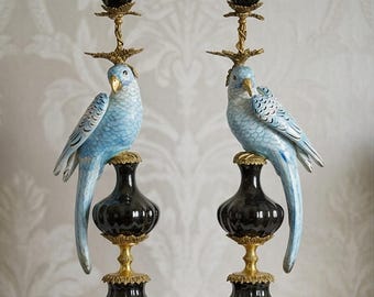Coppia di portacandele a forma di pappagallo in porcellana con montatura in ottone, 48 cm