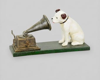 Ein Vintage Gusseisen Nipper Dog, der ein Grammophon hört