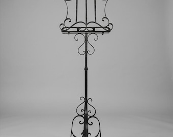 Un atril vintage de hierro marrón para música o menús, 135 cm.