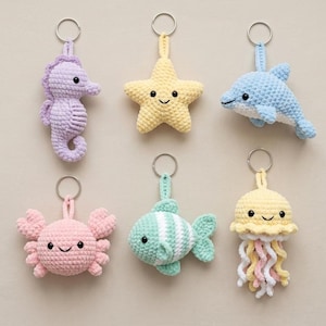 Portachiavi fatti a mano con animali dell'oceano - Cavalluccio marino, delfino, medusa e altro all'uncinetto con amigurumi - Graziosi portachiavi color pastello, ciondoli per borse, regali