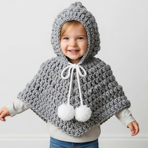 Virkmönster för småbarnsponcho med huva i PDF-format | Superbulkig, texturerad barncape med pompoms | Vinterbaby 1–3 år
