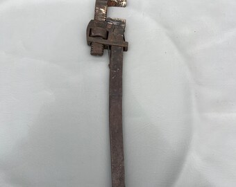 Llave para tubos vintage de 18", herramienta de plomería ajustable y resistente de alta resistencia.