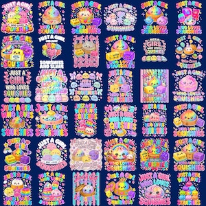 K&ouml;nnte beinhalten: Eine Sammlung von f&uuml;nfunddrei&szlig;ig bunten Grafikdesigns auf dunkelblauem Hintergrund, die jeweils Squishy-Spielzeug, Teigtaschen und Butterbl&ouml;cke im Cartoon-Stil mit dem wiederkehrenden Text Just A Girl Who Loves Squishies in verschiedenen Schriftarten zeigen.